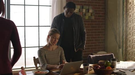 Shingle newly hung outside his office, j'onn welcomes new clients. Apple Macbook 12-inch Laptop In Supergirl Season 4 Episode ...