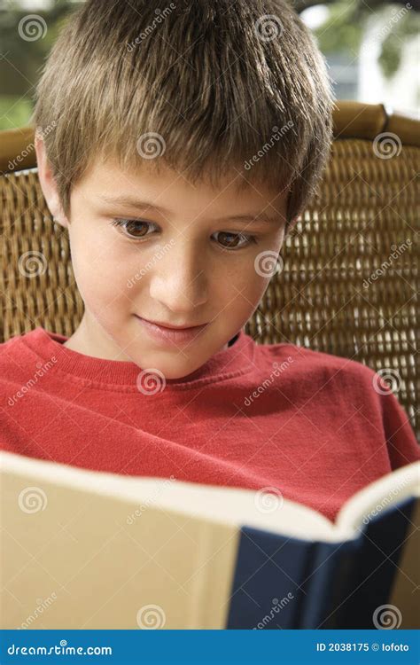 Livro De Leitura Do Menino Imagem De Stock Imagem De Caucasiano