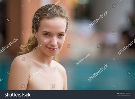 Portrait Beautiful Naked Woman Near Pool Foto Stock