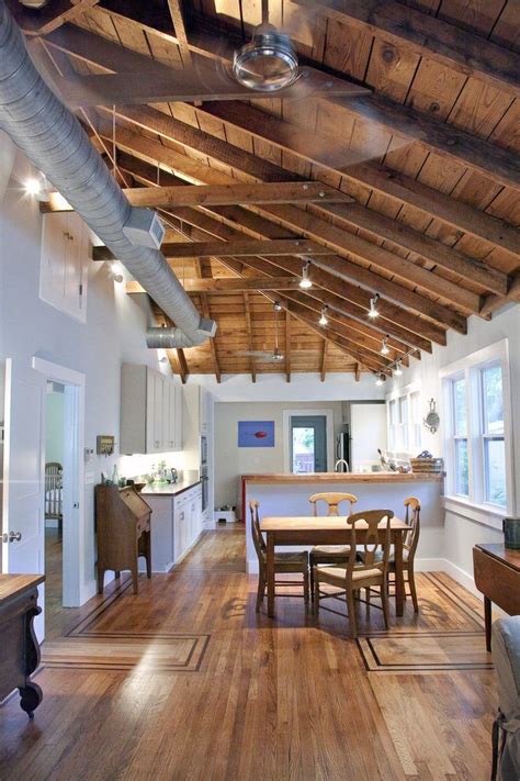 Støttebjelken synlig senker taket for en koselig følelse. exposed rafters kitchen traditional with white cabinet ...