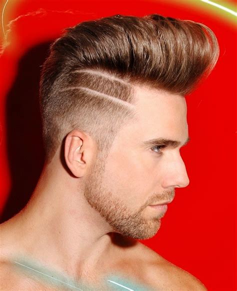 A los hombres que tienen la suerte de haber nacido con un rostro más bien cuadrado, le sientan bien la mayoría de los cortes de pelo, ya sean largos ó cortos, combinados con barbas suaves, etc. Moda Cabellos: Cortes de pelo corto para hombres Primavera ...