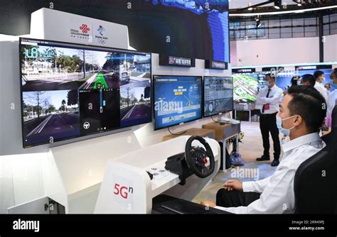 201126 -- GUANGZHOU, Nov. 26, 2020 -- A visitor experiences 5G