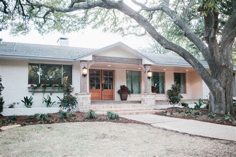 It can be used for stippling and applying sand paints. FixerUpper2.10_03 | Brick ranch houses, Ranch house exterior, Ranch house remodel