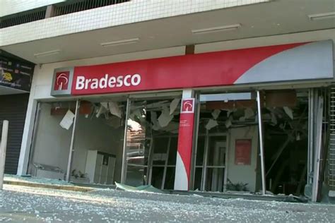 bandidos explodem caixas eletrônicos dentro de agência bancária rio de janeiro sbt news