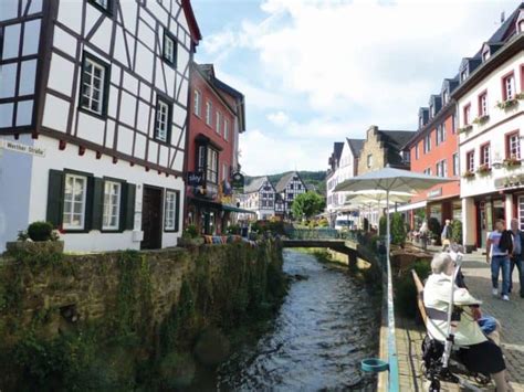 Blick in eine straße in bad münstereifel nach schweren regenfällen und dem hochwasser der erft. Bad Münstereifel - Das Tor zur Eifel - Reiseziele Deutschland