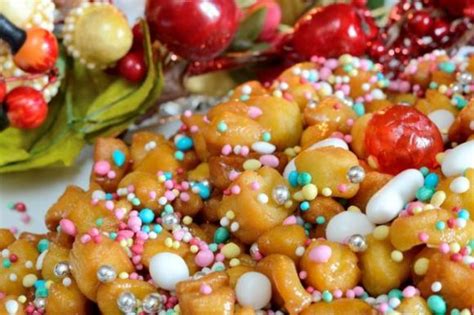 Versate gli struffoli su un piatto con al centro un bicchiere Struffoli al forno morbidi: ricetta e variante Bimby ...