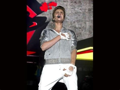 Justin Bieber S Gun Pose Gets Criticised Hindustan Times