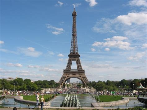 Con i suoi 312 metri d'altezza, quando fu costruita, rappresentava un edificio unico nel suo genere. Guida di Parigi: la Torre Eiffel con 1665 scalini e un ...