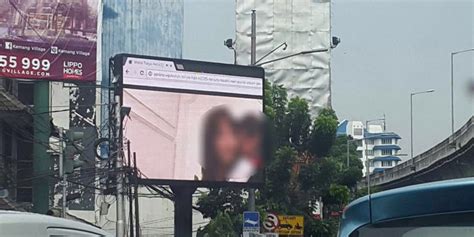 Di indonesia sendiri terdapat beragam operator nomor seluler mulai dari kartu gsm dan cdma yang sudah menjamur keberadaanya dengan membawa identitas pada nomor awalannya. Kecerobohan Atau Disengaja? Papan Iklan Putar Video Panas ...