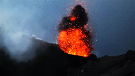 Der kleine inselstaat island hat erfahrung mit vulkanausbrüchen. Momentaufnahmen von Eruptionen auf dem Vulkan Stromboli ...