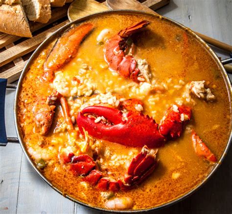 Nuestro autor, experto cocinero, nos va a guiar paso a paso en el preparado de ahora deja correr nuestro vídeo de cocina y observa el procedimiento, paso a paso, de cómo cocinar este sabroso plato de arroz con bogavante. Receta de arroz con bogavante y almejas - Unareceta.com