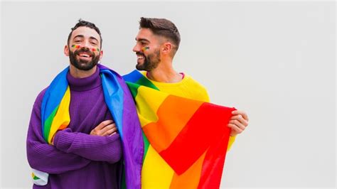 Divertidos Novios Gay Con Bandera Arcoiris Lgbt Foto Gratis
