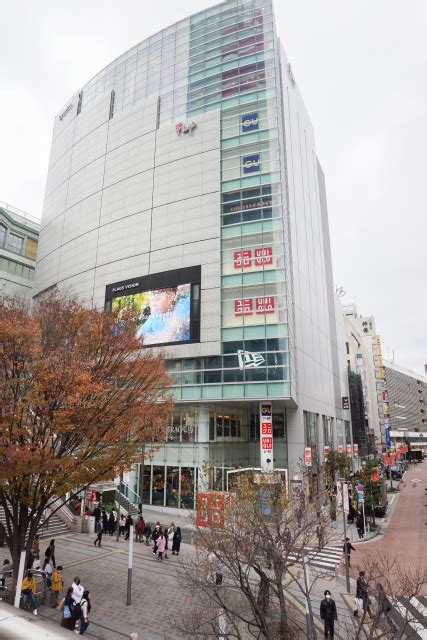 新宿駅東南口「新宿フラッグス」が開業以来初の大規模リニューアル ユニクロとguが集客増に貢献 mixiニュース