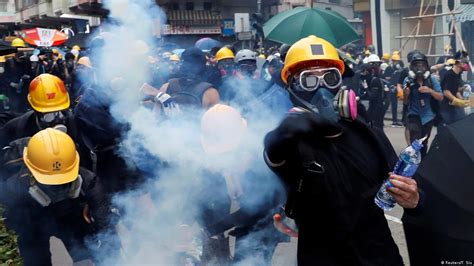 Hong Kong Police Fire Tear Gas At Protesters DW 08 11 2019