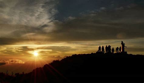 Jun 16, 2021 · bicara soal kue dadar gulung, belum lama ini publik dikejutkan dengan sebuah foto yangd diunggah ke salah satu akun jejaring sosial twitter. 9 Pemandangan #Siluet Termanis di Instagram