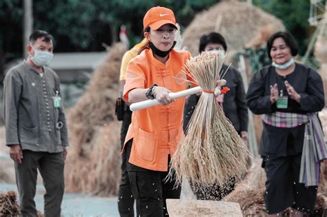 เลขทะเบียนรถมงคล ร.10 เสด็จฯ จังหวัด สุพรรณบุรี ชาวบ้านต่างหาซื้อ เลขเด็ด 1 เม.ย. jpd1330998974197 - ข่าวเด่นประจำวัน : ข่าวเด่นประจำวัน