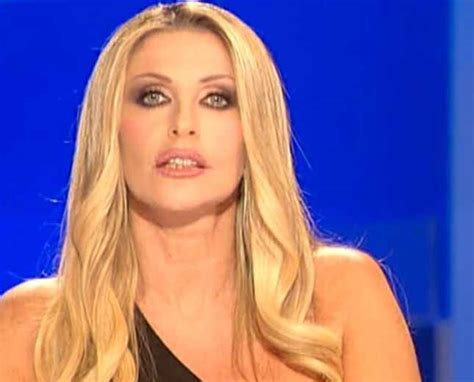Paola ferrari, a tutti nota come conduttrice televisiva e molto criticata per l'eccessivo trucco con cui si presenta in tv, si mette a nudo mostrandosi in paola ferrari nasce il 6 ottobre 1960 e debutta in televisione nel 1977 con il ruolo di centralinista nella nota trasmissione di tortora portobello; Paola Ferrari: "Eccomi senza trucco e senza inganno" | Gossip