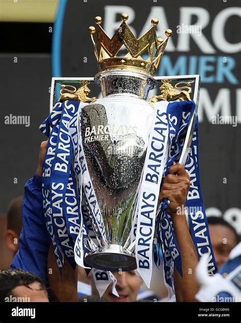 Chelsea Players Lift The Premier League Trophy At Stamford Bridge Hi