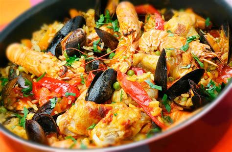 Combine the paprika and oregano in a small bowl. Paella Portugaise (arroz à Valenciana) - Marmite du monde