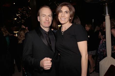 Quién Es La Esposa De Bob Odenkirk Actor Ingresado Tras Colapsar En El