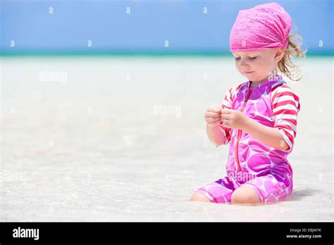 Petite Fille La Plage Tropicale Jouant Dans L Eau Peu Profonde