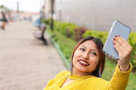 Premium Photo Latin Woman Taking Selfie In The Street