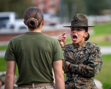 usmc female drill instructor being nice to new recruit [3849x3112] r militaryporn
