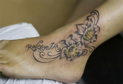 Various common labels including daffodil, notes 1 daffadowndilly, 3 narcissus, and jonquil are used to describe all or some members of the genus. Narcissus - December flower | Tattoo | Pinterest