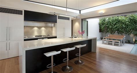 Se destaca un hermoso desayunador en segundo lugar tenemos una cocina de diseño cálido y moderno. Tendencias en cocinas para el 2016: Home Decor