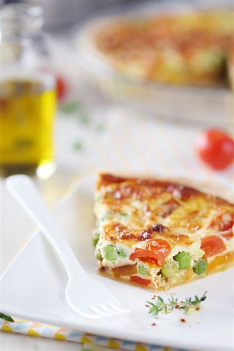 Etaler la pâte dans un moule à tarte.battre les oeufs avec la crème fraîche, saler,. Quiche aux légumes printemps / été | Recette | Legumes ...