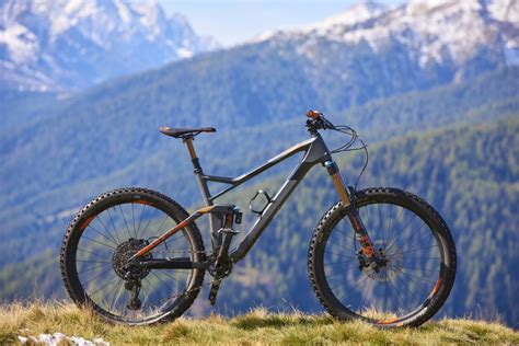 The cube's unique styling and low price help make it a winner with younger buyers who like to avoid being labeled as boring or conformist. Review: Cube Stereo 140 TM - Fiets.nl