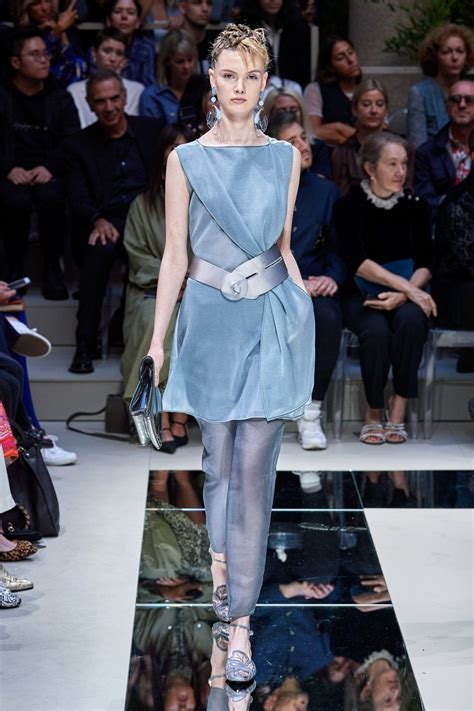 Und auch maxima cerruti, später maxima der niederlande sowie prinzessin madeleine hatten bei ihrer hochzeit eine schwäche für italienisches. Giorgio Armani Frühjahr/Sommer 2020 Ready-to-Wear ...