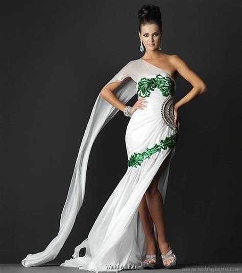 An emerald green hue is a stunning colored wedding dress choice for any season, but especially fall and winter celebrations. Wedding Dress Emerald Green : Best Choice - FashionMora