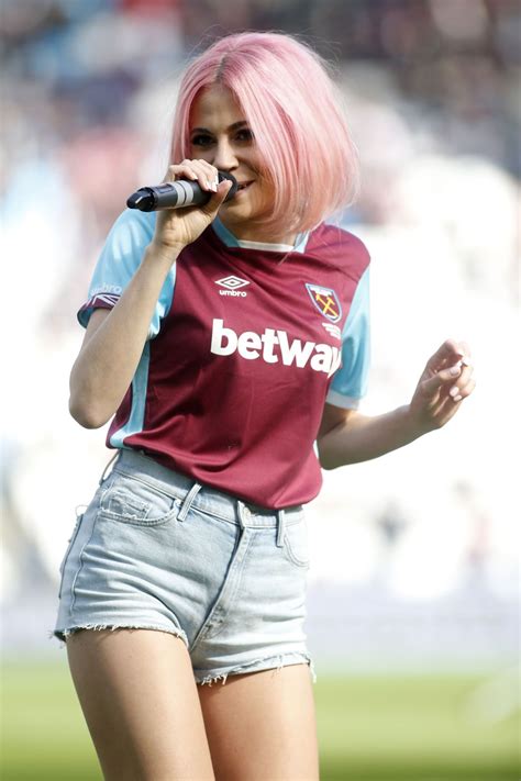 Pixie Lott Performs At West Ham Vs Everton Football Match Half Time In London 04 22 2017