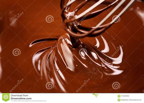 cioccolato cioccolato fondente fuso mescolantesi con una sbattitura primo piano del turbinio
