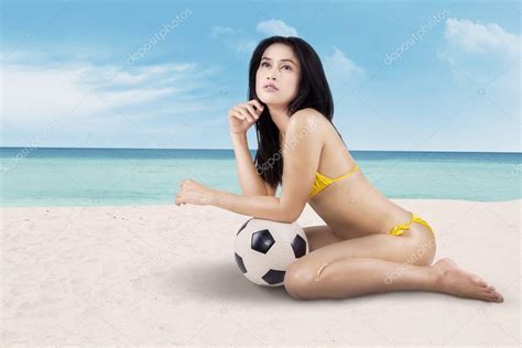 Femme Sexy Avec Ballon De Football à La Plage Image Libre De Droit Par Realinemedia © 43265433