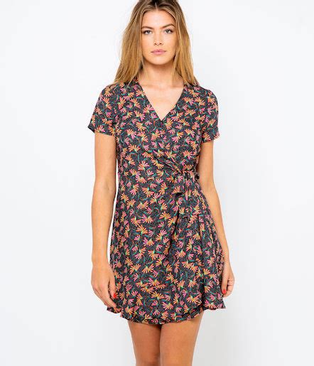 Découvrez la collection de robes camaïeu, robes femme courtes ou longues, toujours tendance. Pin on wishlist 2019