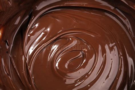 cioccolato di fusione o cioccolato fuso con un turbinio e una pila del cioccolato chip e