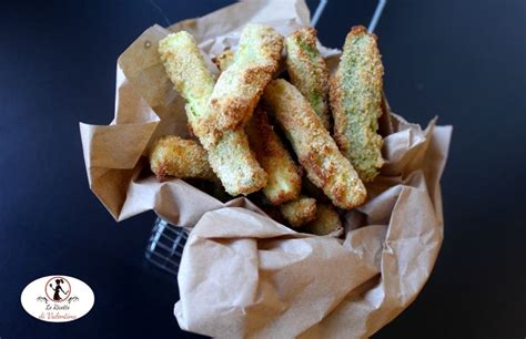 Bastoncini di zucchine croccanti in friggitrice ad aria