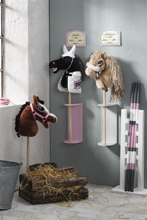 DIY Build a Hobby Horse Stable | Barnrum häst, Hästpyssel, Kreativa idéer