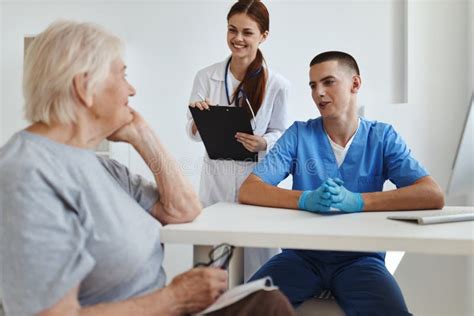 Enfermero Y Doctor Toman El Diagnóstico De La Salud Del Paciente Imagen