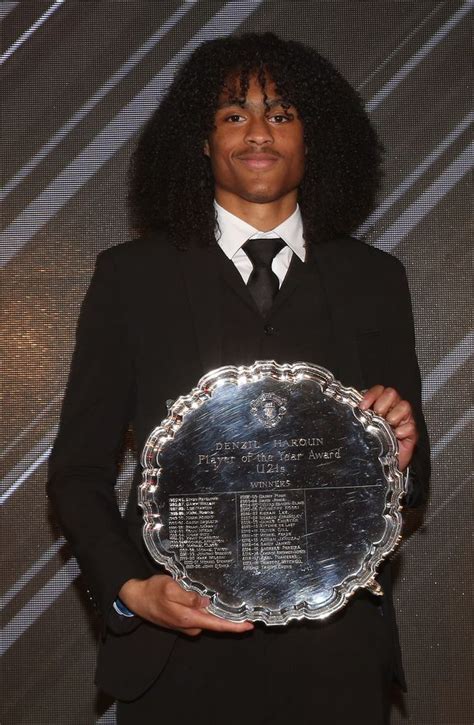 Luke shaw won sir matt busby player of the year award. Luke Shaw wins Man Utd Player of the Year award - Mirror ...