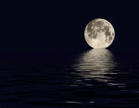 Moon Resting On Waterawesome Incredible Vistas Pinterest