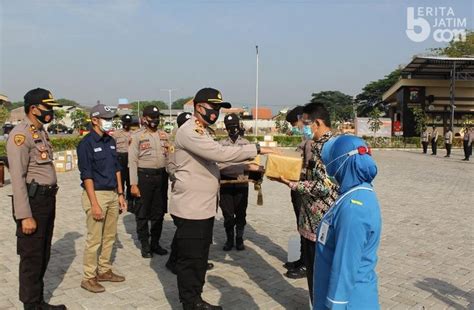 Menggapai impian dengan penuh semangat merupakan hal yang harus anda lakukan dan wajib sehingga anda bisa mendapatkan apa yang diharapkan. Polresta Sidoarjo Gandeng PT Siantar Top Salurkan Bantuan APD dan Masker | beritajatim.com