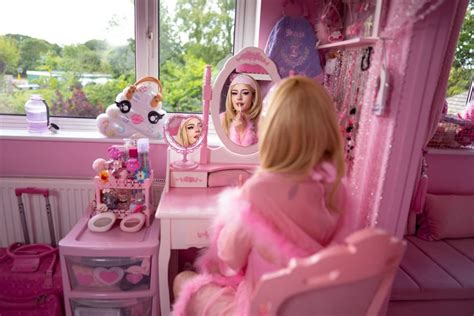 Katie žije Ako Skutočná Barbie Ružová Je Jej Závislosť Jedna Vec Jej Stále Vŕta Hlavou