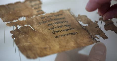 De collectie omvat teksten die later deel zouden worden van de 'tanach', de joodse bijbel. Voorlaatste deel van mysterieuze Dode Zeerollen ontcijferd ...