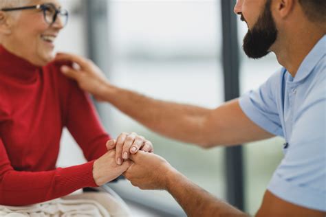Private Sitters for Elderly Family Members - Pros and Cons