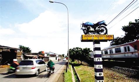 Antaranya, kita dapat mendisplinkan diri ketika menggunakan jalan raya. Papan tanda bahaya memandu laju | ituini