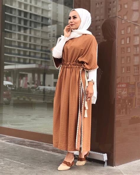 Limage Contient Peut Tre Une Personne Ou Plus Et Personnes Debout Hijab Fashion Clothing