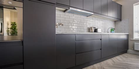Wellborn is a family owned and operated cabinet company who has been proudly crafting cabinets in the united states for over 50 years. Handleless Matt In Graphite - Gallagher Kitchens